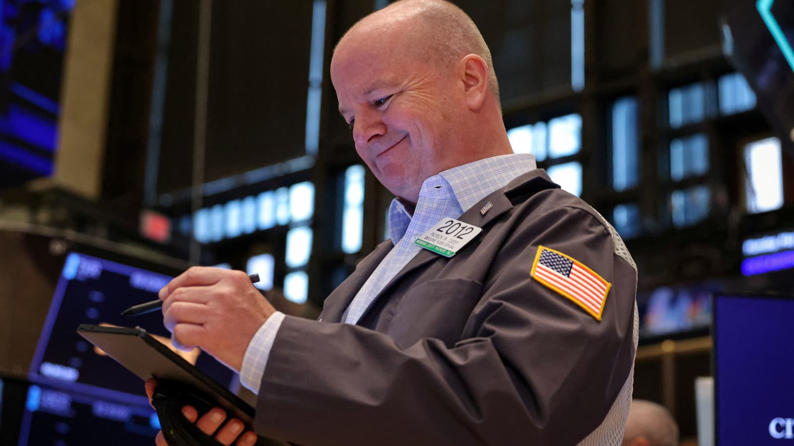 US stock futures rise after economic data aid comeback