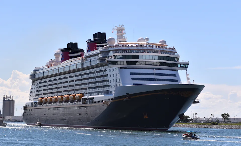 “Terrifying Moment on Disney Cruise as Child Goes Overboard, Dad Follows”
