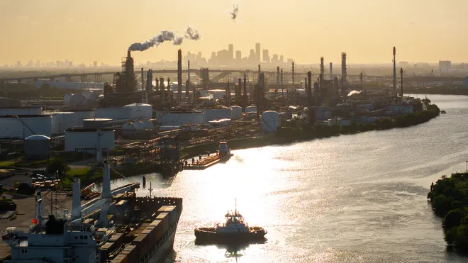 “Oil Prices Surge to 5-Month High After U.S. Strikes Iranian Nuclear Sites”